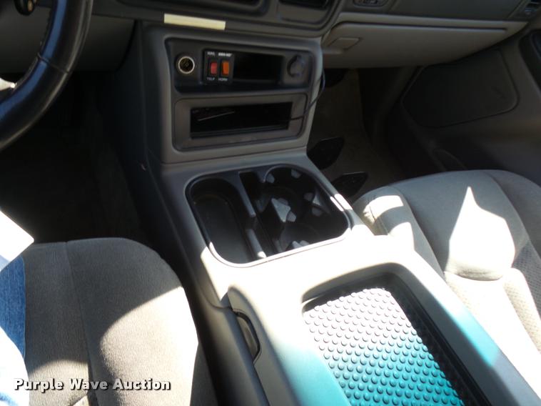 image for item AV9855 2003 Chevrolet Suburban SUV