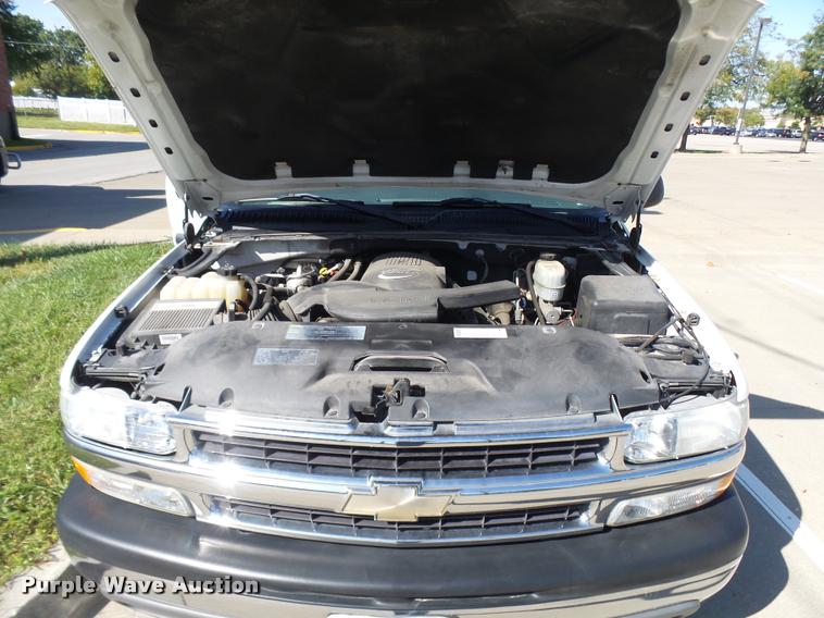 image for item AV9855 2003 Chevrolet Suburban SUV
