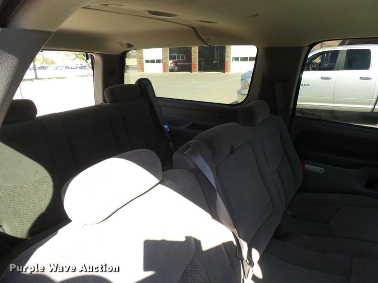 image for item AV9855 2003 Chevrolet Suburban SUV