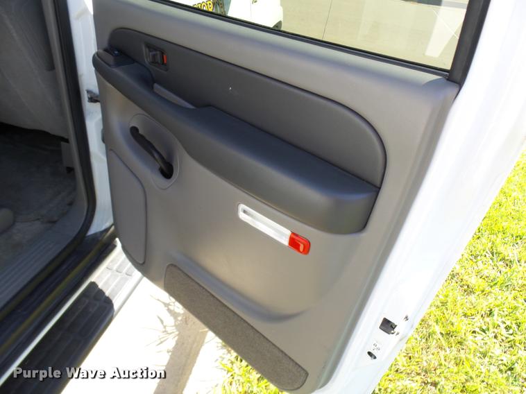 image for item AV9855 2003 Chevrolet Suburban SUV