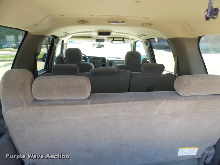 image for item AV9855 2003 Chevrolet Suburban SUV