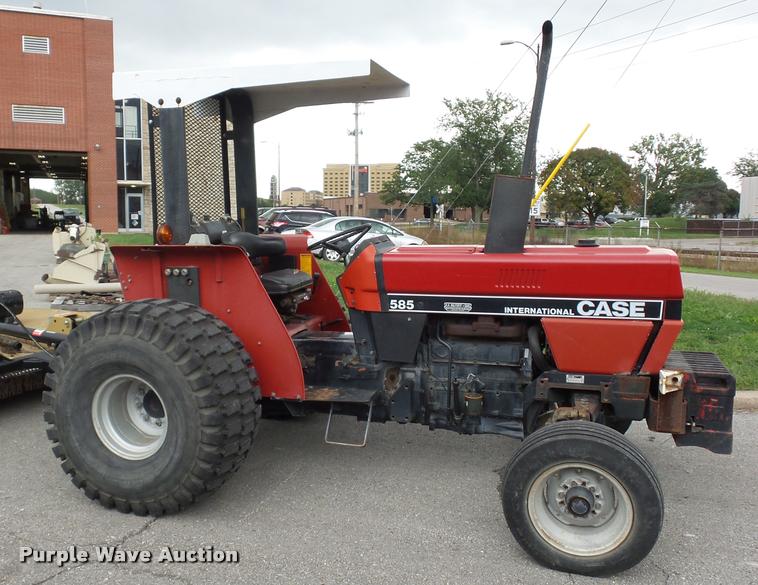 image for item BG9674 Case IH 585 tractor