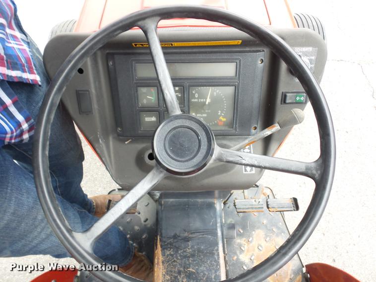 image for item BG9674 Case IH 585 tractor