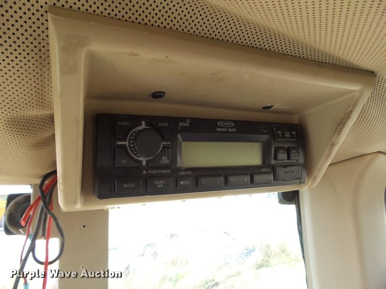 image for item BZ9903 2001 John Deere 6405 tractor