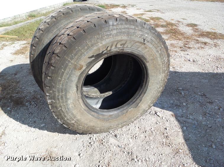 image for item BZ9918 (2) Michelin XZY3 425/65R22.5 regroovable tires