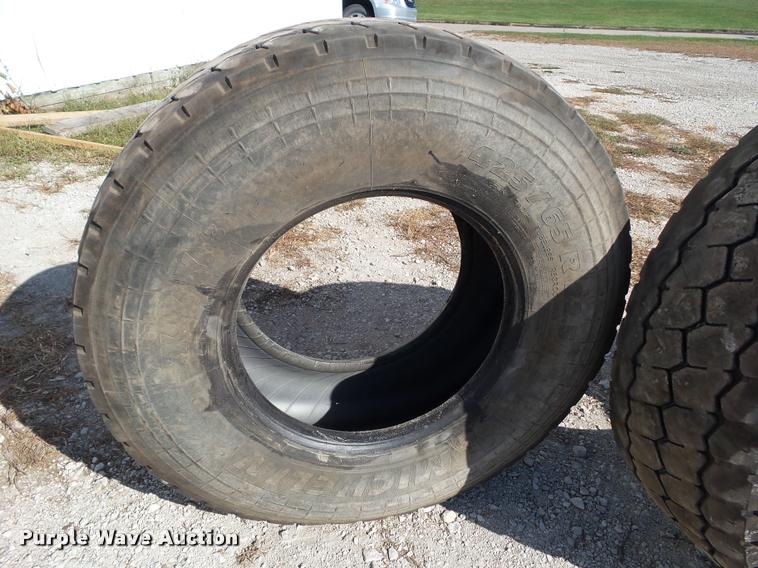 image for item BZ9918 (2) Michelin XZY3 425/65R22.5 regroovable tires