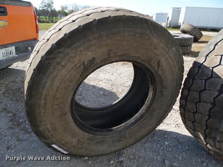 image for item BZ9918 (2) Michelin XZY3 425/65R22.5 regroovable tires