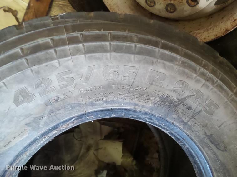 image for item BZ9918 (2) Michelin XZY3 425/65R22.5 regroovable tires