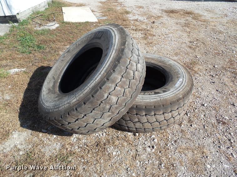 image for item BZ9924 (2) Michelin XZY3 425/65R22.5 regroovable tires