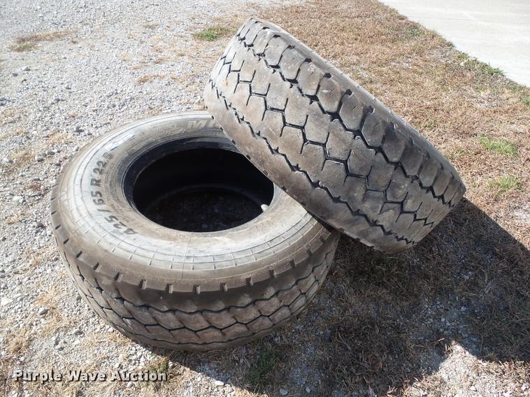 image for item BZ9924 (2) Michelin XZY3 425/65R22.5 regroovable tires