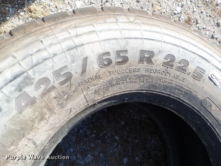 image for item BZ9924 (2) Michelin XZY3 425/65R22.5 regroovable tires
