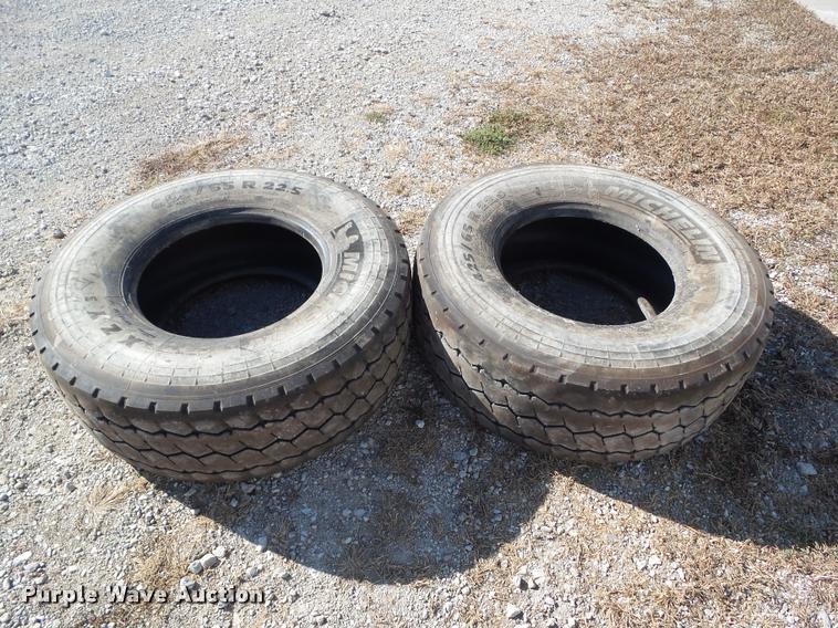 image for item BZ9924 (2) Michelin XZY3 425/65R22.5 regroovable tires