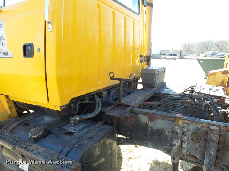 image for item DA3501 1997 Ford L9000 truck cab and chassis