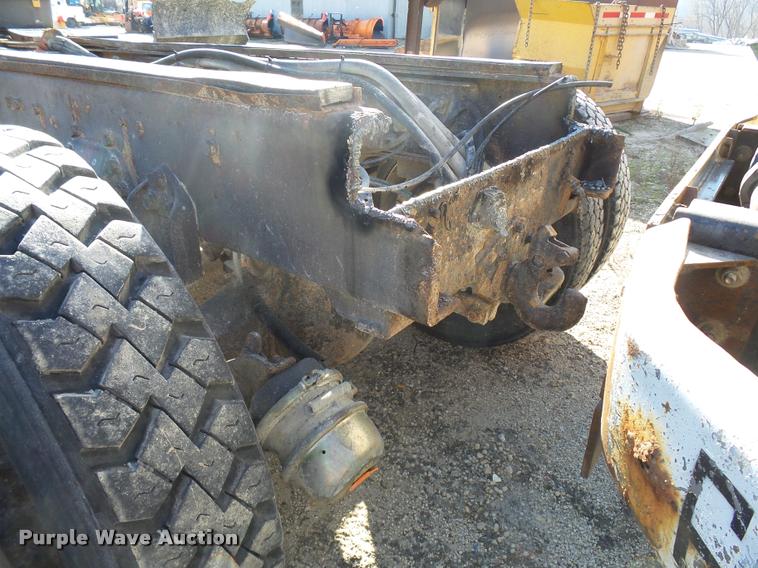 image for item DA3501 1997 Ford L9000 truck cab and chassis