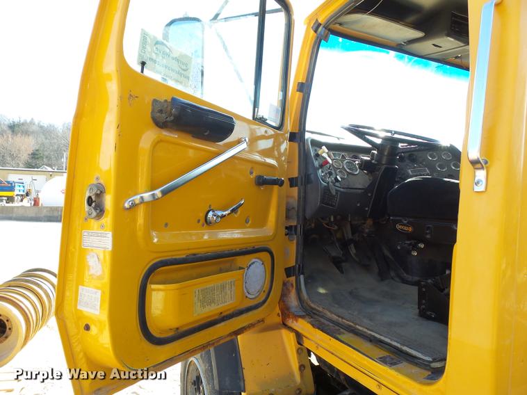 image for item DA3501 1997 Ford L9000 truck cab and chassis