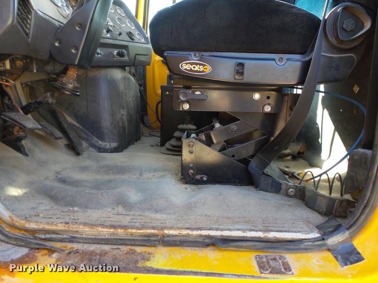 image for item DA3501 1997 Ford L9000 truck cab and chassis