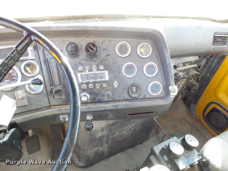 image for item DA3501 1997 Ford L9000 truck cab and chassis