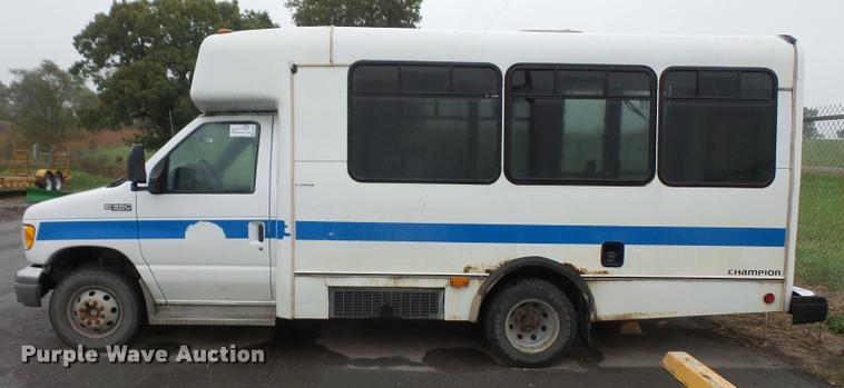 image for item DA3765 2001 Ford Econoline E350 Super Duty Champion shuttle bus