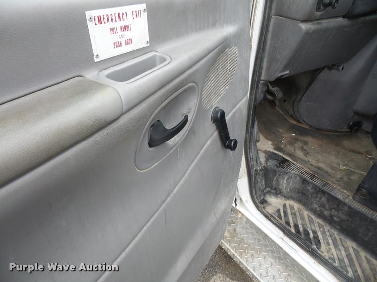 image for item DA3765 2001 Ford Econoline E350 Super Duty Champion shuttle bus