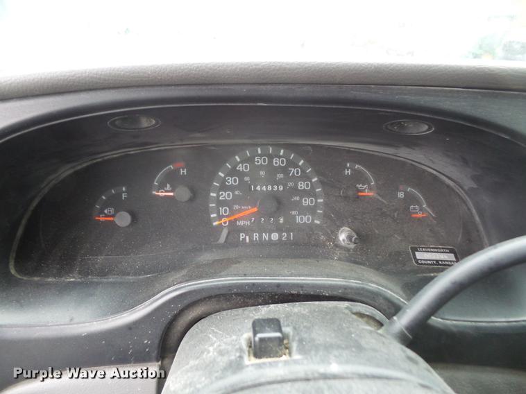 image for item DA3765 2001 Ford Econoline E350 Super Duty Champion shuttle bus