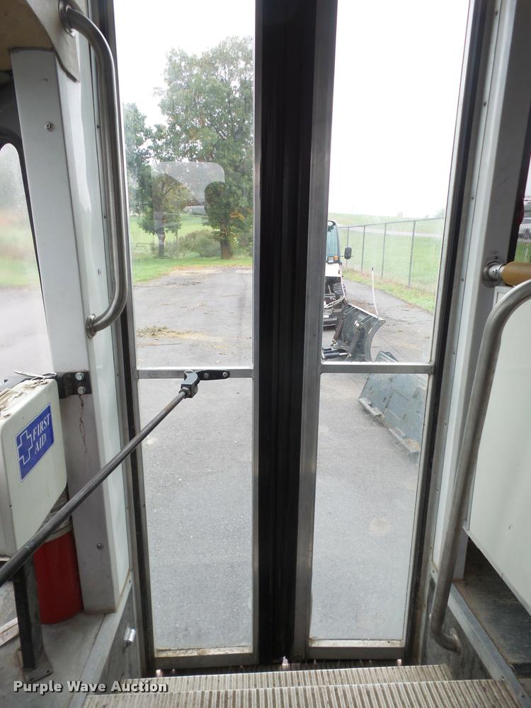 image for item DA3765 2001 Ford Econoline E350 Super Duty Champion shuttle bus