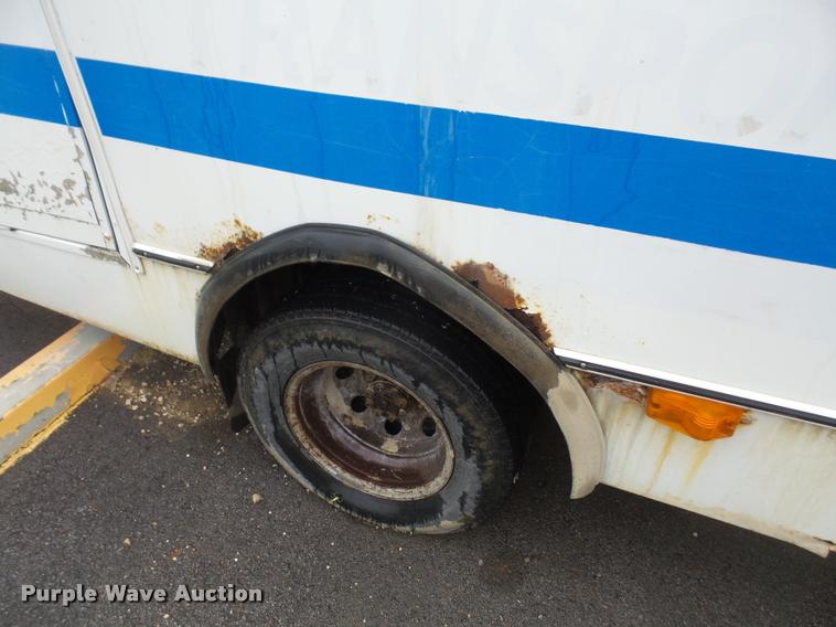 image for item DA3765 2001 Ford Econoline E350 Super Duty Champion shuttle bus