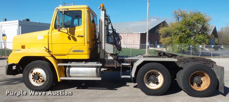 image for item DA3882 1991 Freightliner semi truck