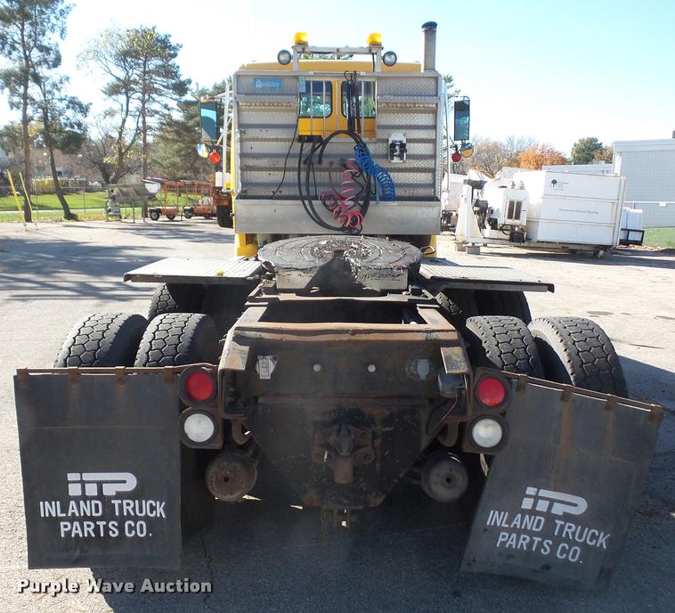 image for item DA3882 1991 Freightliner semi truck