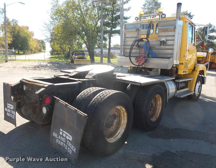 image for item DA3882 1991 Freightliner semi truck