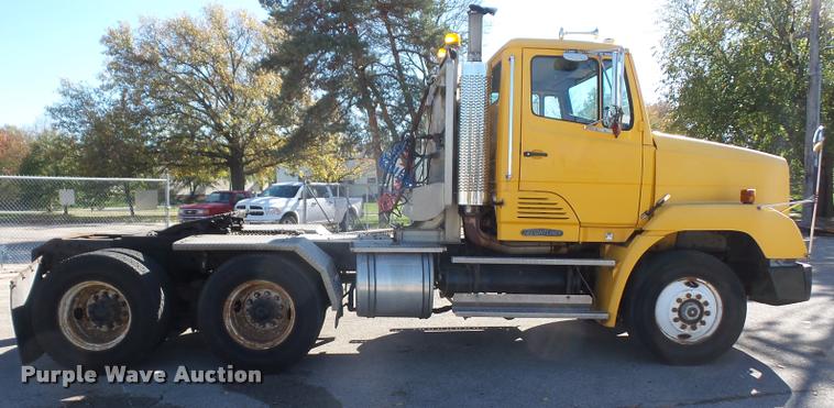 image for item DA3882 1991 Freightliner semi truck