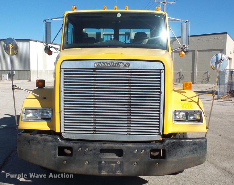 image for item DA3882 1991 Freightliner semi truck