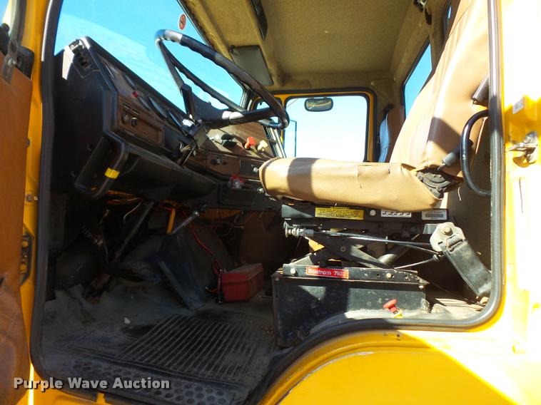 image for item DA3882 1991 Freightliner semi truck