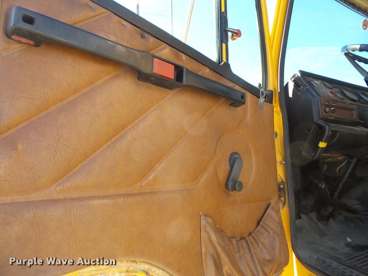 image for item DA3882 1991 Freightliner semi truck