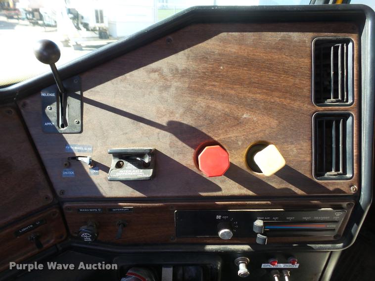 image for item DA3882 1991 Freightliner semi truck