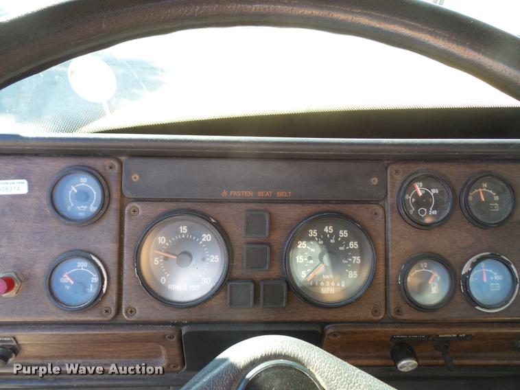 image for item DA3882 1991 Freightliner semi truck