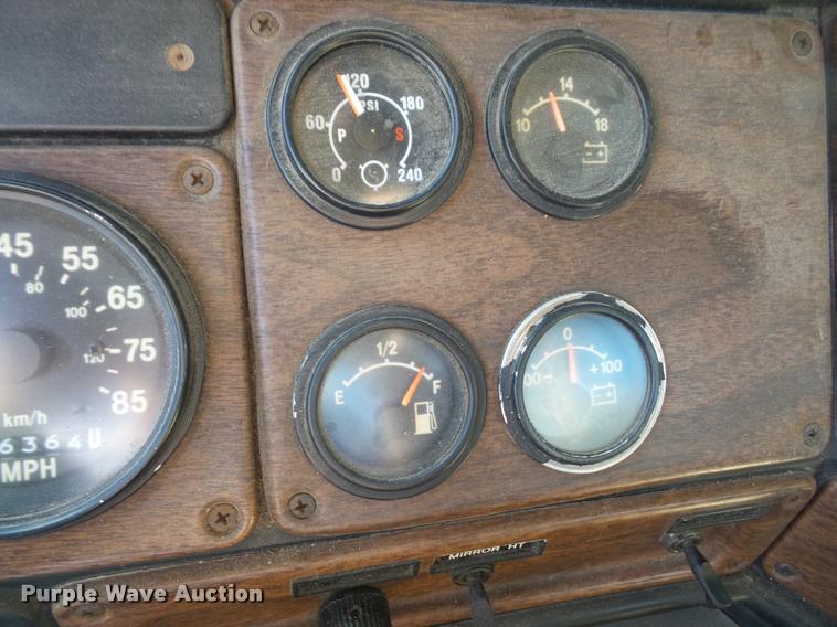 image for item DA3882 1991 Freightliner semi truck