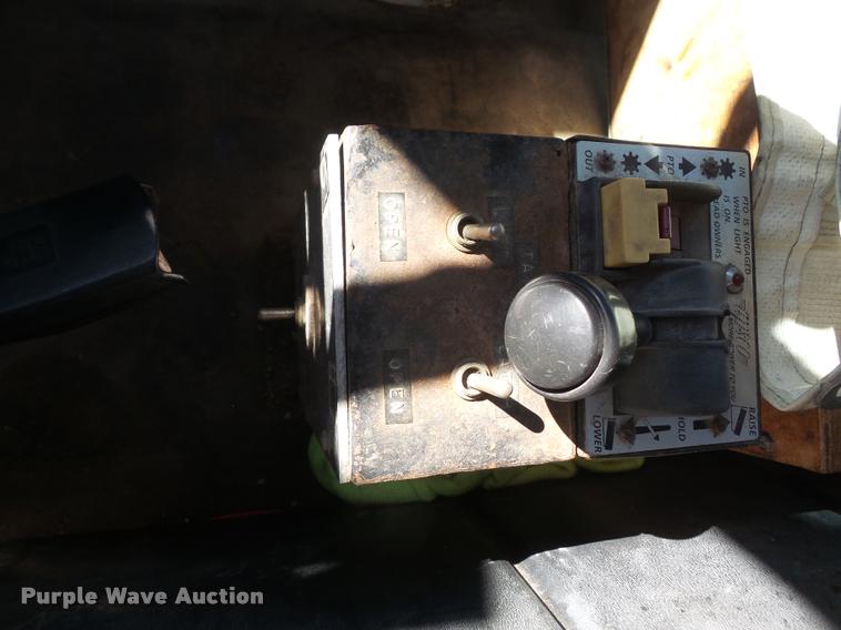 image for item DA3882 1991 Freightliner semi truck