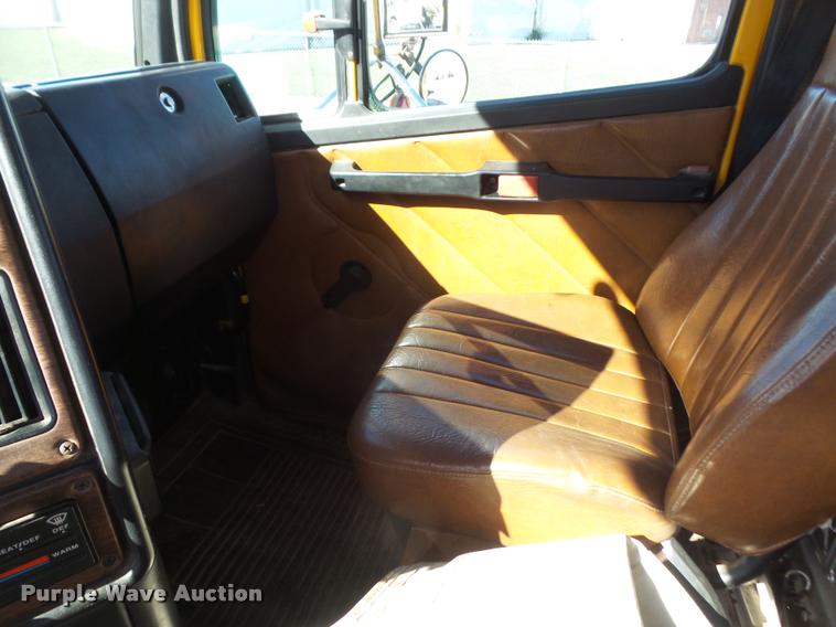 image for item DA3882 1991 Freightliner semi truck