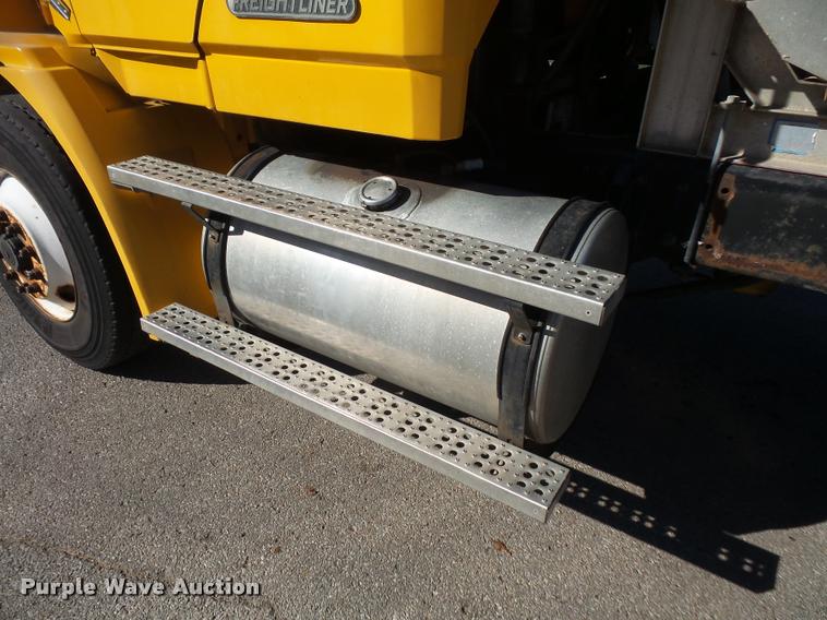 image for item DA3882 1991 Freightliner semi truck