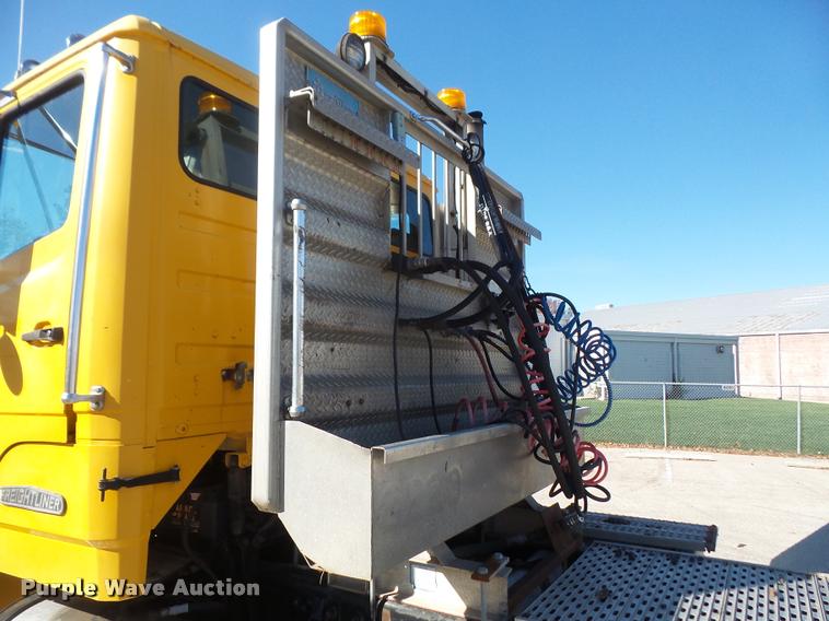 image for item DA3882 1991 Freightliner semi truck