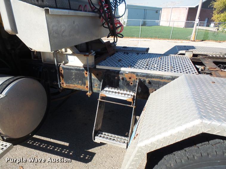 image for item DA3882 1991 Freightliner semi truck