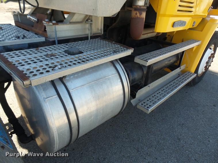 image for item DA3882 1991 Freightliner semi truck