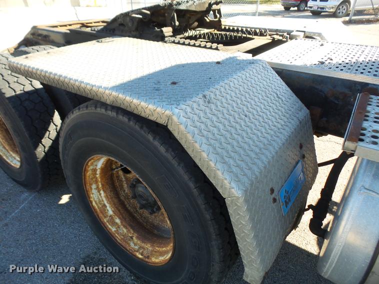 image for item DA3882 1991 Freightliner semi truck