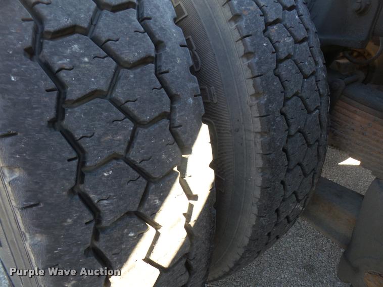 image for item DA3882 1991 Freightliner semi truck