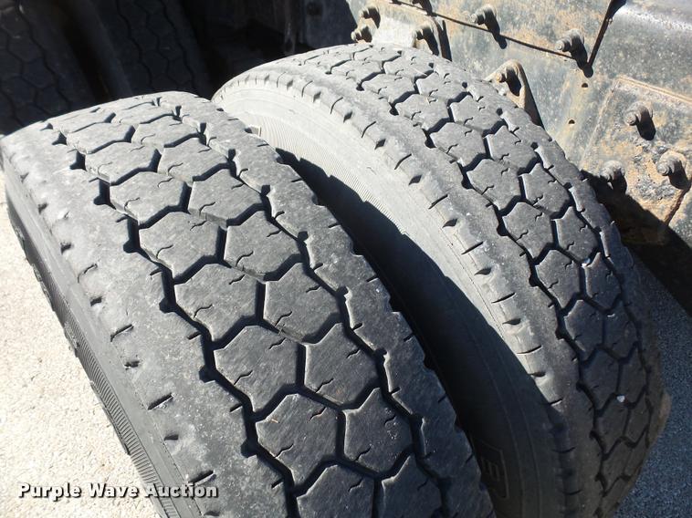 image for item DA3882 1991 Freightliner semi truck