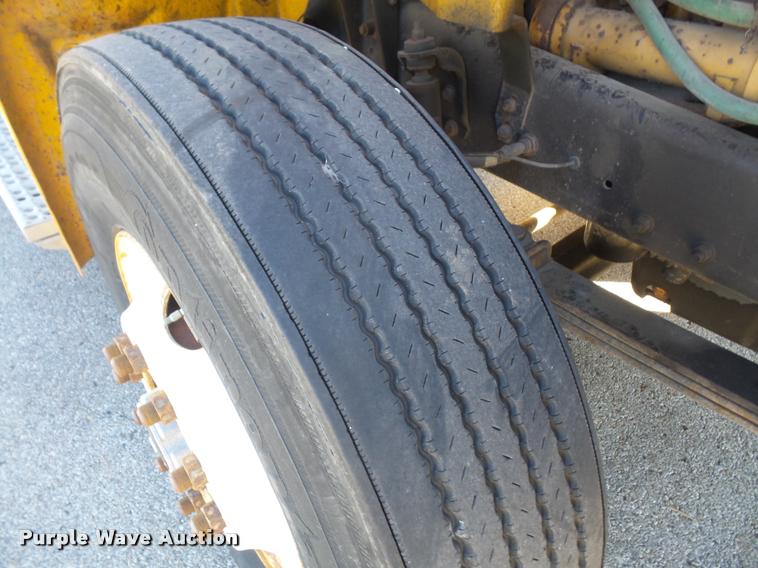 image for item DA3882 1991 Freightliner semi truck