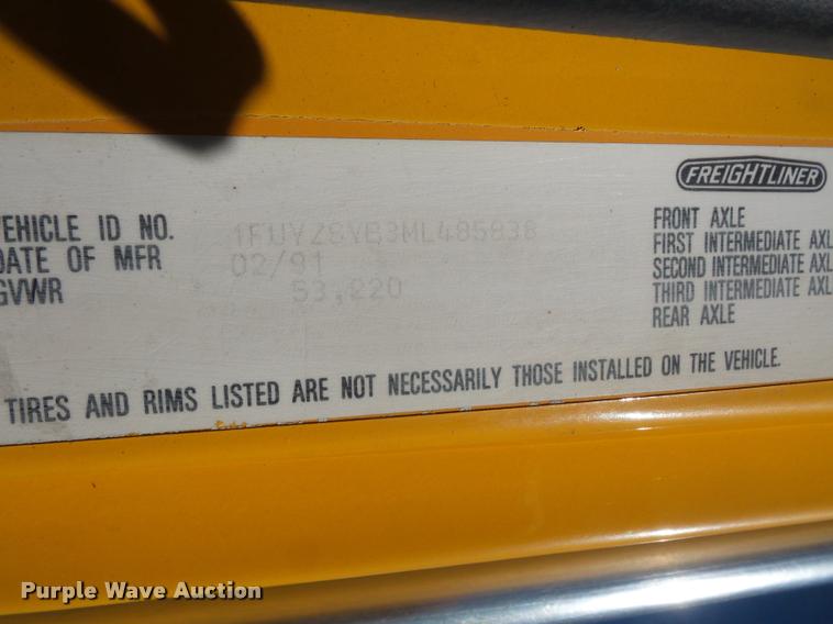 image for item DA3882 1991 Freightliner semi truck