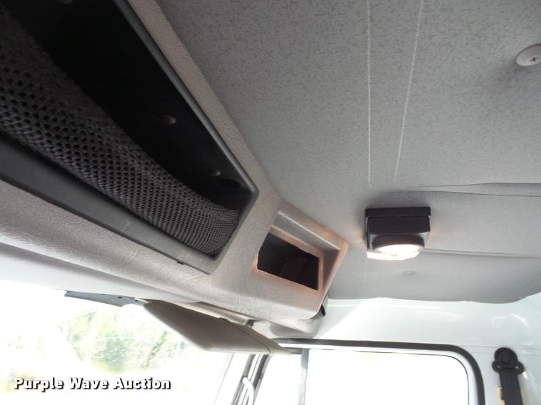 image for item DA3891 2002 International 4700 box truck