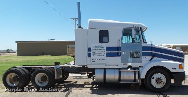 image for item J6041 1990 Volvo WIA semi truck