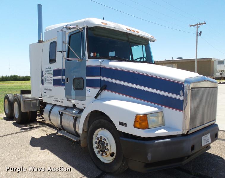 image for item J6041 1990 Volvo WIA semi truck